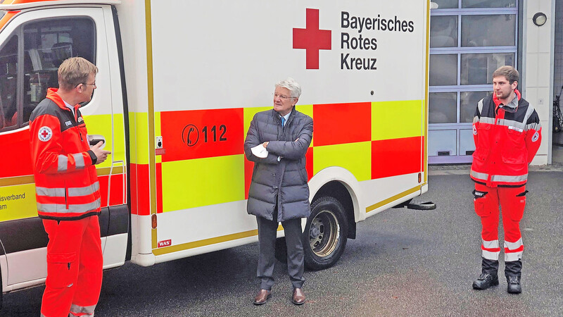 BRK-Präsident Theo Zellner (M.) macht sich in seiner Heimatstadt Bad Kötzting ein Bild von der Belastung des Rettungsdienstes im Gespräch mit den Notfallsanitätern Kai Hermann (l.) und Joseph Kraus.