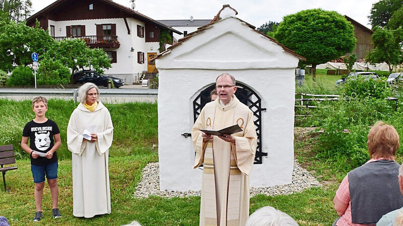 Pfarrer Josef Vilsmeier segnete die renovierte Kapelle in Oberglaim.