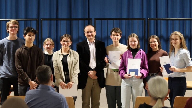 Die Teilnehmer und Sieger des Debattier-Wettbewerbes am Montgelas-Gymnasium mit Schulleiter Dr. Bernhard Steininger.