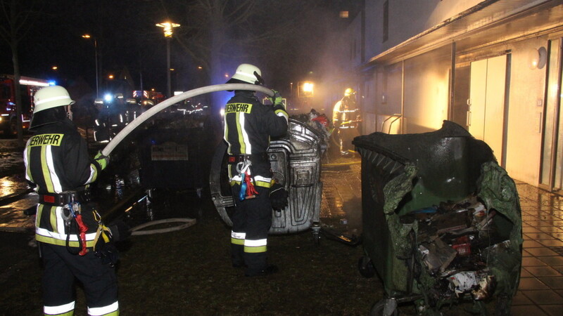 In der Nacht auf Samstag haben in Burgweinting mehrere Müllcontainer gebrannt. Die Polizei geht von Brandstiftung aus.