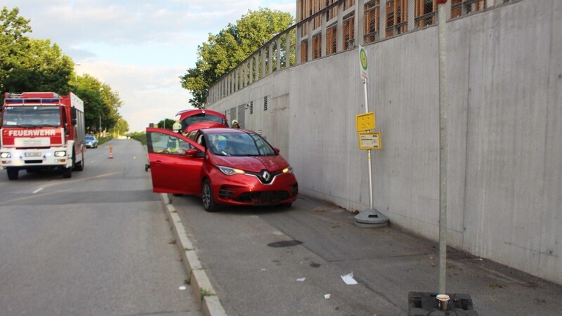In der Uferstraße in Straubing ist am Dienstagmorgen ein Autofahrer von der Fahrbahn abgekommen.