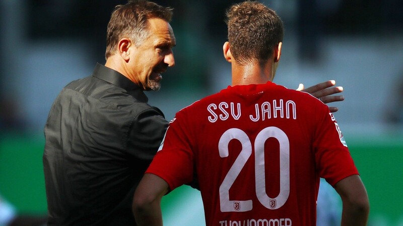 "Er hat eine super Größe und Schnelligkeit, kann auch im Spiel nach vorne Akzente setzen?, sagt Jahn-Coach Achim Beierlorzer (links) über Maximilian Thalhammer.