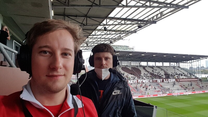 Mein Co-Kommentator Daniel (rechts) und ich vor dem Auswärtsspiel gegen den FC St. Pauli im Millerntor-Stadion.