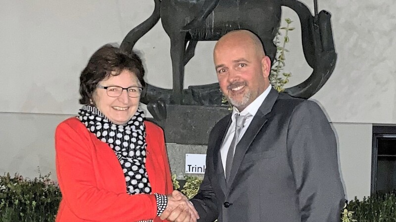 Zweite Bürgermeisterin Mathilde Haindl gratulierte Bürgermeisterkandidat Markus Kutzer zu seiner Nominierung.