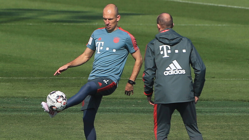 Arjen Robben (li.) im Aufbautraining mit Reha-Trainer Thomas Wilhelmi.