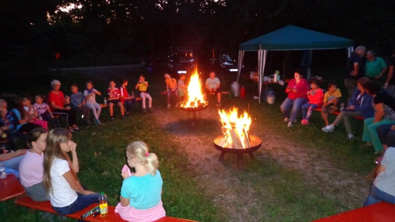 Nach der Nachtwanderung versammelten sich alle Kinder um das Lagerfeuer.
