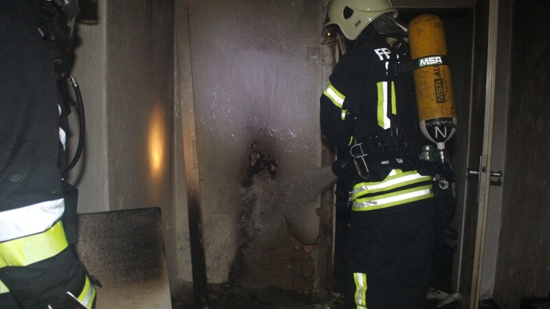 Am Freitagabend mussten die Feuerwehren zu einem Brand in einem Abbruchhaus in Straubing ausrücken.