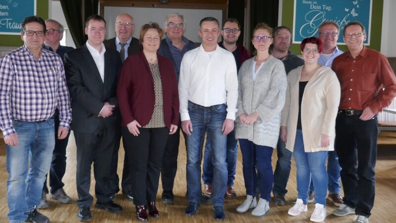 Die anwesenden Kandidaten der CSU-Listen für Kreistag und Gemeinderat mit Landratskandidatin Claudia Geilersdorfer und Bürgermeisterkandidat Christian Altmann (Mitte).
