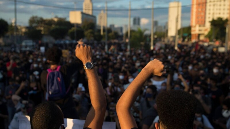 Rio de Janeiro: Zehntausende protestieren gegen Rassismus - und erstmals auch in großer Zahl gegen Bolsonaros Corona-Politik.
