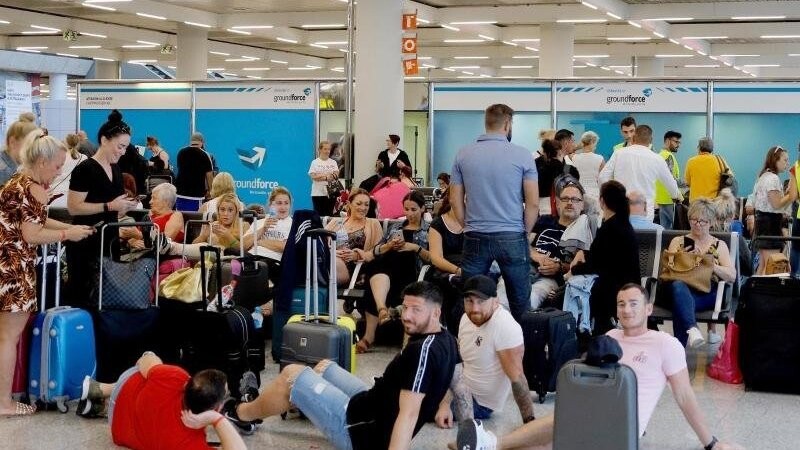 Im Flughafen von Palma de Mallorca warten Passagiere nach der Pleite des Reiseanbieters Thomas Cook auf Informationen zu ihrer Heimreise. Allein aus Großbritannien sind etwa 150.000 Urlauber betroffen.
