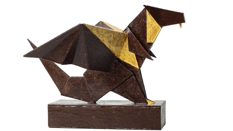 "Der Drache" von Ferdinand Mühlbauer ist eine Kleinplastik, goldbronziert, patiniert und lackiert.