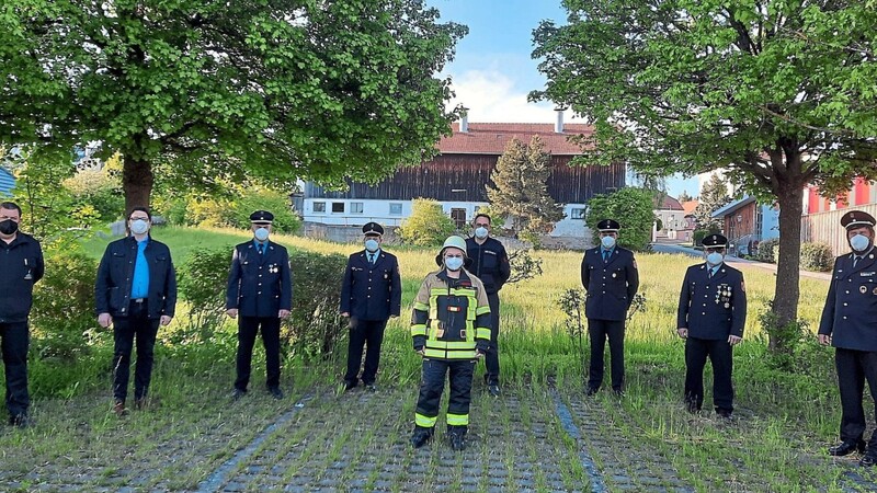 Die Feuerwehren Berndorf-Gmünd, Fahnersdorf, Grassersdorf, Hetzmannsdorf und Hillstett wurden mit je zwölf Einsatzanzügen ausgestattet. Mit auf dem Foto KBI Norbert Auerbeck (links), Bürgermeister Dr. Stefan Spindler (Zweiter von links) und KBM Michael Sturm (Vierter von rechts)