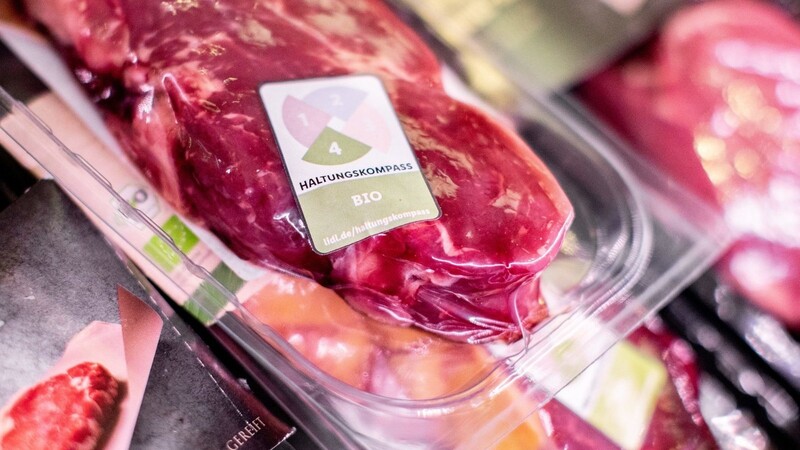 Ein Haltungskompass ist auf einer Fleischpackung aufgeklebt. Deutschlands Discounter informieren bei Fleischprodukten immer öfter über die Haltungsbedingungen der Tiere. Die Verbraucherzentralen kritisieren jedoch, dass diese Kennzeichnungen für den Kunden nicht immer verständlich und nachvollziehbar seien (Symbolbild).