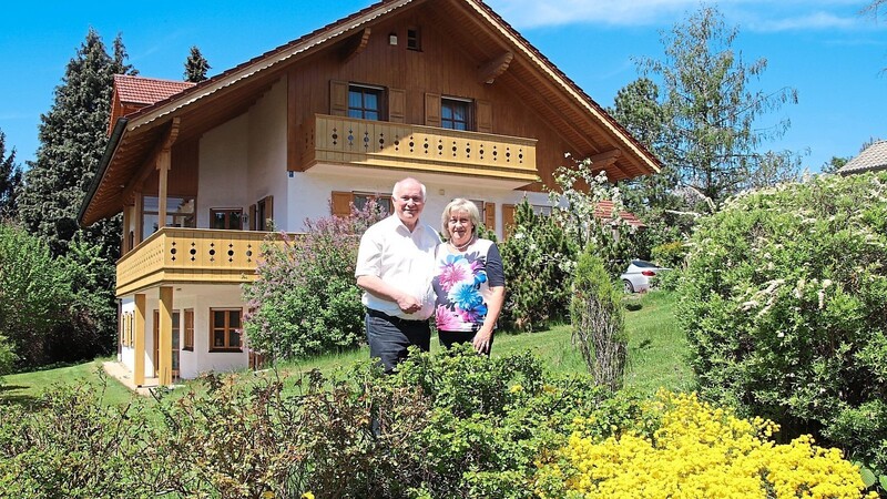 Heinrich Trapp mit seiner Frau Marianne vor dem Haus in Griesbach (Markt Reisbach). Für den Ruhestand hat er sich unter anderem Gartenarbeiten und eine Radtour auf dem Jakobsweg vorgenommen.