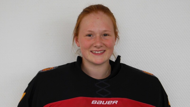 Die 16-jährige Lilly Uhrmann, die für den EHC Straubing aktiv ist, konnte in der U18-Nationalmannschaft große Erfolge bei der Weltmeisterschaft verzeichnen.