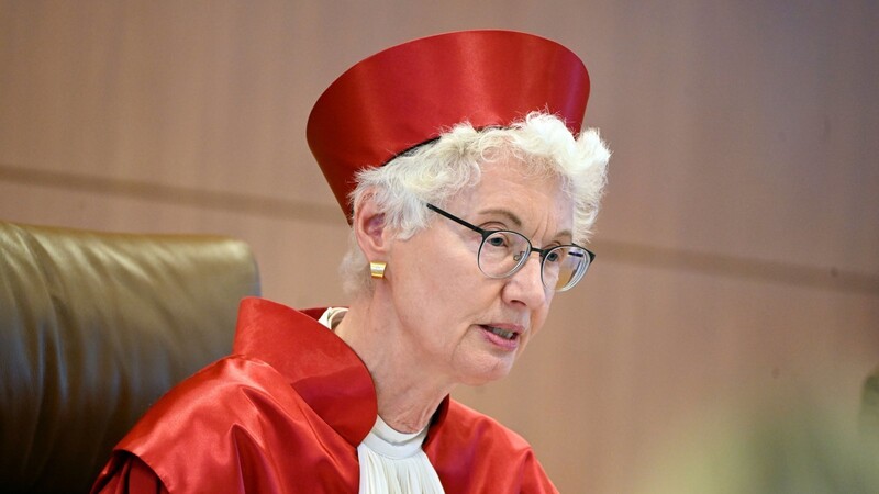 Doris König, Vorsitzende des Zweiten Senats beim Bundesverfassungsgericht, verkündet ein Urteil zur staatlichen Parteienfinanzierung.