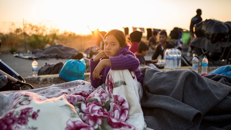 Ein Mädchen sitzt am Rande einer Straße in der Nähe des ausgebrannten Flüchtlingslagers Moria. Mehrere Brände haben das Lager fast vollständig zerstört. Laut griechischer Regierung haben Migranten den Brand gelegt. Das Lager ist eigentlich auf 2.800 Bewohner ausgelegt, zuletzt lebten dort aber mehr als 12.000 Migranten.