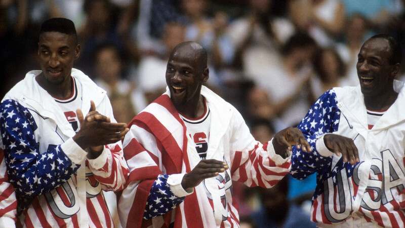 Der Superstar der Star-Truppe: Michael Jordan (m.) feiert mit Scottie Pippen (l.) und Clyde Drexler.
