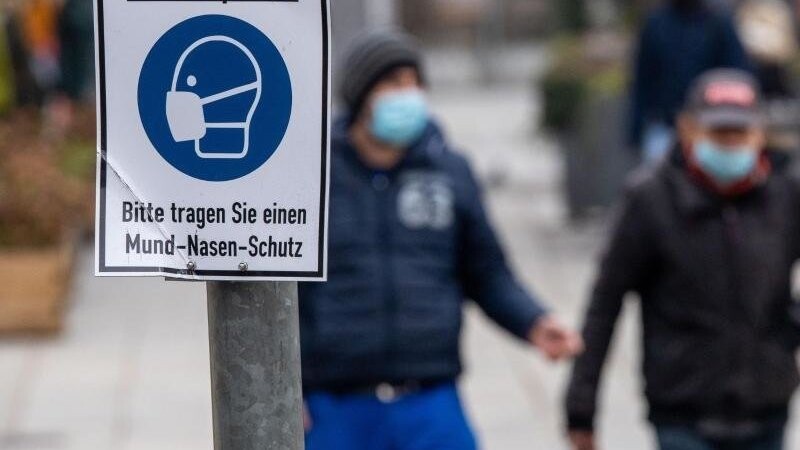 Maskenpflicht auf Supermarkt-Parkplätzen, Wechselunterricht ab der 8. Klasse und einiges mehr: Im Landkreis Straubing-Bogen gelten nun verschärfte Maßnahmen im Kampf gegen die Corona-Pandemie. (Symbolbild)