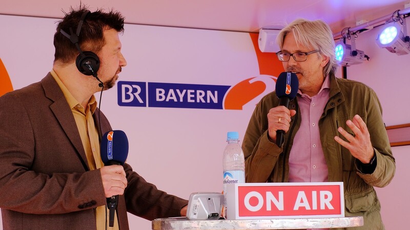Moderator Erich Wartusch (l.) im Gespräch mit BR-Redakteur Christian Riedl über die Sportstadt Straubing und die geplante Ansiedlung des BMW-Werks in Straßkirchen.