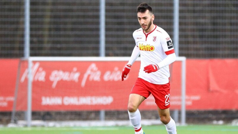 Sargis Adamyan und der SSV Jahn Regensburg haben gegen die Würzburger Kickers mit 0:1 verloren.