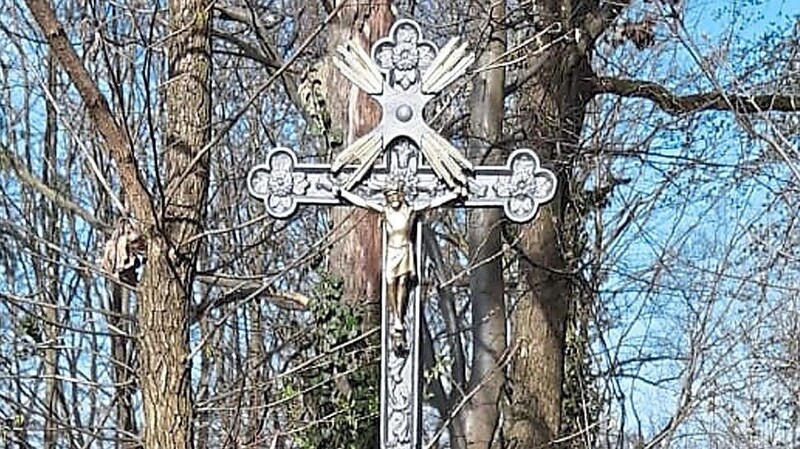 Das Kreuz ist wieder repariert und erstrahlt in neuem Glanz.