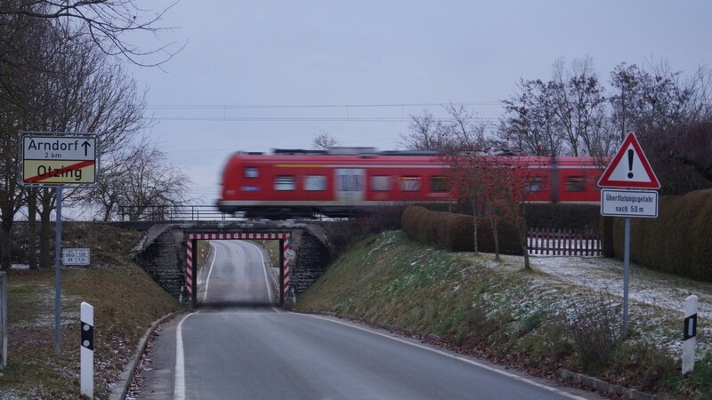 Ein Dreiviertel-Jahr lang wird die Kreisstraße DEG 22 in Otzing in Richtung Arndorf nicht befahrbar sein. Dann haben die Bauarbeiter der Deutschen Bahn Vorrang um die aus dem Jahr 1903 stammende Überführung zu erneuern.