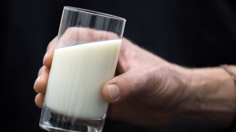 Der am Freitagmorgen veröffentlichte Rückruf betreffe den Artikel "Frische Fettarme Milch 1,5 Prozent Fett" im Ein-Liter-Pack.