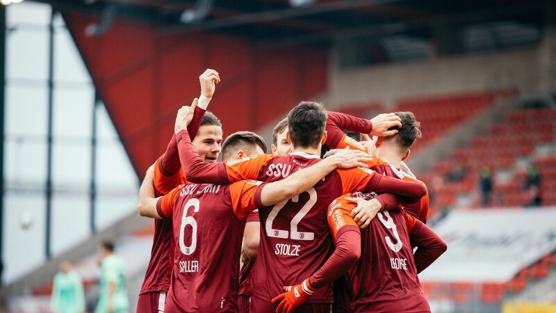 Jubel in rot: Der SSV Jahn Regensburg hat dank einer starken zweiten Hälfte gegen Sandhausen das Spiel gedreht und gewonnen.