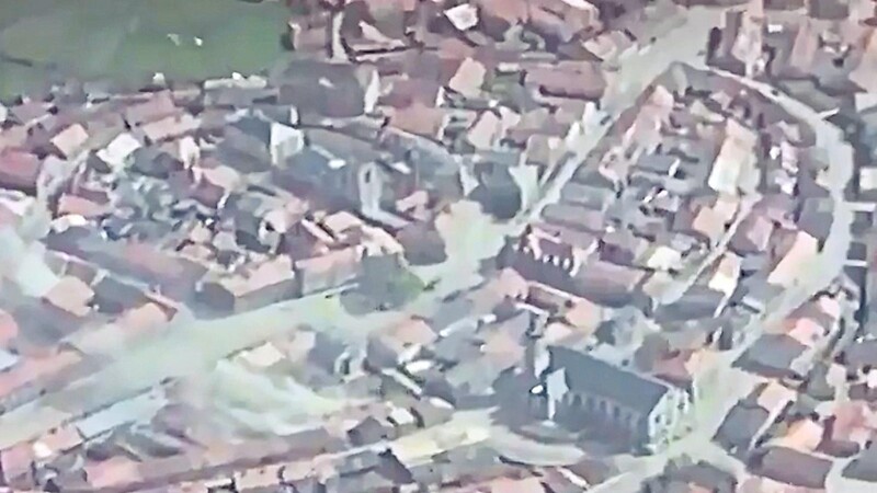 Mit einer sogenannten Schießkamera im Flugzeug wurde am 17. April 1945 dieser Angriff eines US-Jagdfliegers dokumentiert. Auf diesem Screenshot ist die Stadtpfarrkirche unten rechts zu erkennen, ebenso weißer, aufsteigender Rauch zwischen Stadt- und Kirchplatz.