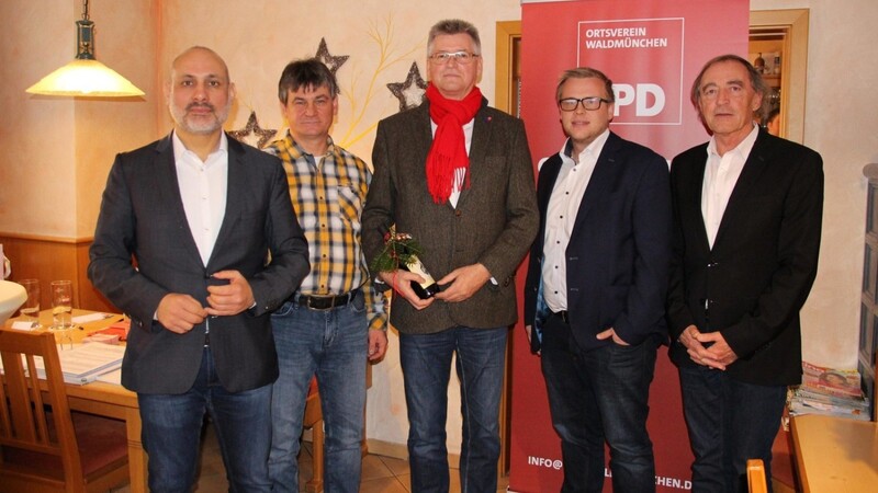 Gratulierten Manfred Ruhland (Mitte) zur Kür als Bürgermeistermeisterkandidat der SPD (von links): Ismail Ertug, Stefan Wanninger, Sebastian Meier und Franz Schindler.