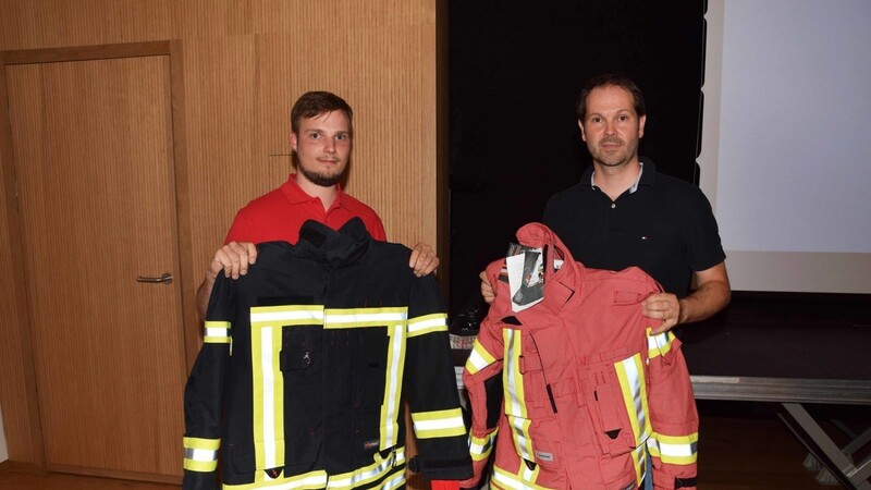 Die Kommandanten Andreas Rasch (l., Feuerwehr Thann-Vatersdorf) und Christian Willner (Feuerwehr Buch) stellten die beiden Modelle der neuen Einsatzkleidung vor. Die Rote ist die teurere und hochwertigere.