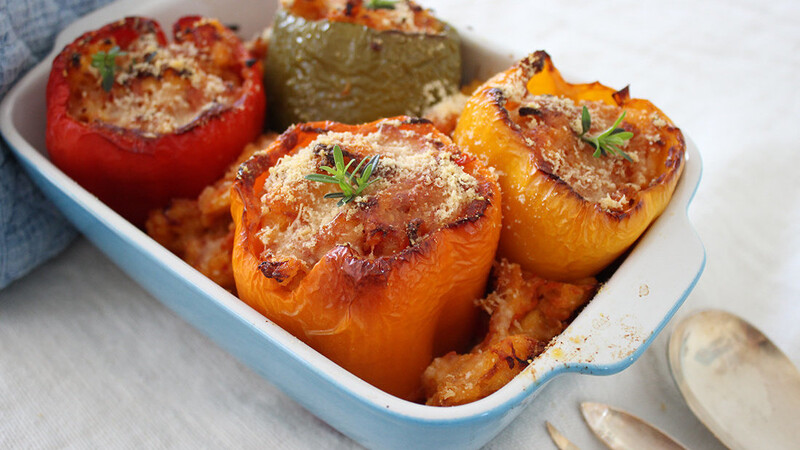 Die mit Polenta gefüllten Paprika eignen sich sowohl als Beilage als auch als Hauptgericht.