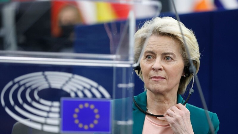 EU-Kommissionspräsidentin Ursula von der Leyen nimmt an einer Debatte teil.
