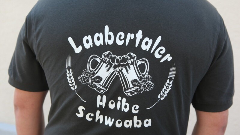 Die Laabertaler Hoibeschwoaba haben sich schon schwarze Poloshirts bedrucken lassen.