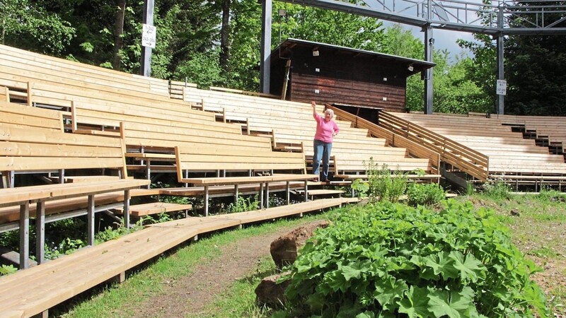Die Vorsitzende der Festspielgemeinschaft, Beate Bauer, freut sich über die komplette Erneuerung der Tribüne mit Lärchenholz.