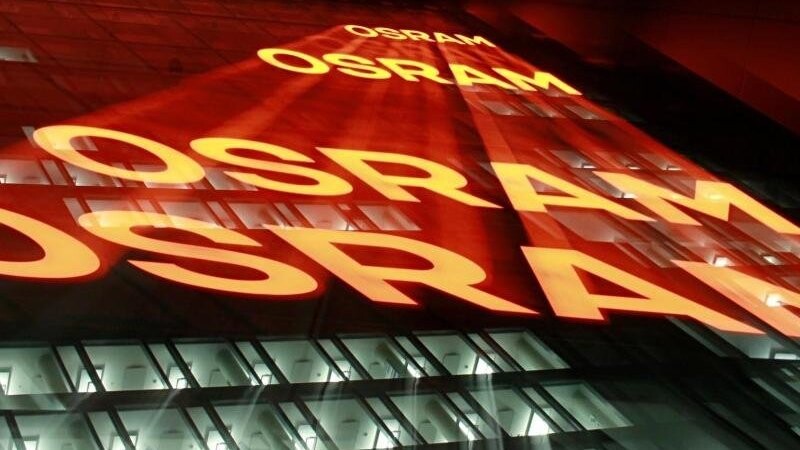 Die Nachtaufnahme zeigt die Zentrale der Firma Osram.
