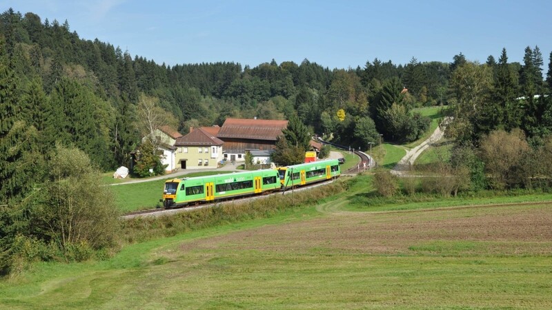 Nicht nur in der hiesigen Region, auch im Bayerischen Wald wird ein Verkehrsverbund angestrebt. Ihm könnte die Ilztalbahn angehören. Das Foto zeigt sie am Haltepunkt Neuhausmühle.