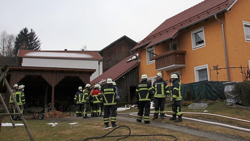 Direkt ans Wohnhaus grenzt der Schuppen an. Ein Brand hätte fatale Folgen haben können.