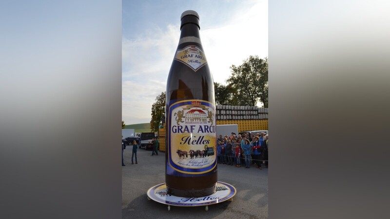 Auch die größte Bierflasche der Welt stammt aus Feldkirchen: Sie ist 5,20 Meter hoch und war ein Geschenk für Max Georg, Graf von Arco auf Valley. (Foto: Zinner)