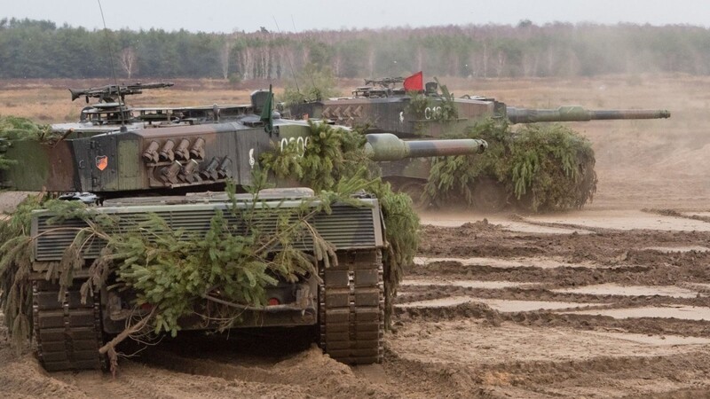 Kampfpanzer vom Typ Leopard 2 auf einem Truppenübungsplatz der Bundeswehr.