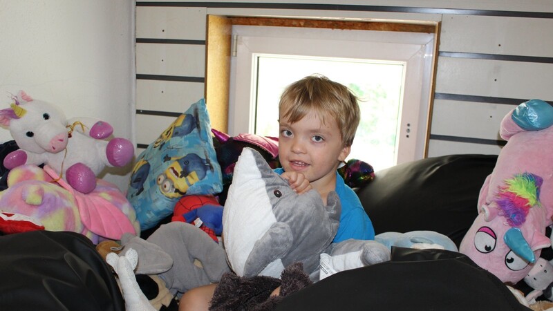 In seiner bunten Kuschelecke darf für Luca Schindler eines nicht fehlen: Der Delfin - das Lieblingstier des Vierjährigen.