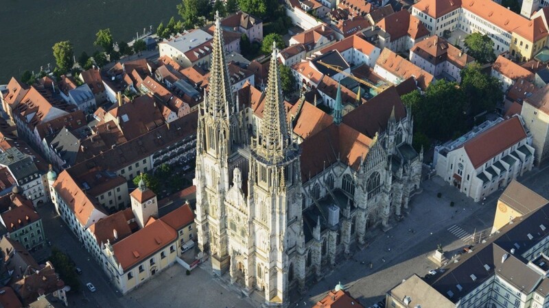 In Regensburg gelten ab Mittwoch strengere Corona-Regeln. Auch der Landkreis hat einen kritischen Inzidenz-Wert überschritten. (Symbolbild)
