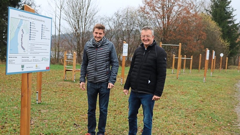 Bürgermeister Markus Ackermann (rechts) und Stadtrat Andreas Eisenhart, der auch Jugendsprecher ist, stellten den neuen Vital-Parcours am Perlsee Rundwanderweg offiziell vor.