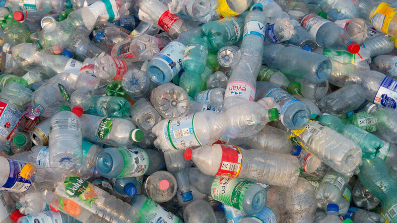 Einwegflaschen haben einen Marktanteil von rund 52 Prozent. Zwar sollten sie durch Recycling zurück in den Kreislauf gelangen, sie bestehen aber nur zu 28 Prozent aus wiederverwertetem PET.