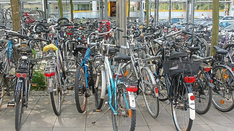 Regensburg ist eine Radlerstadt. Das lässt sich auch an den vielen abgestellten Fahrrädern am Hauptbahnhof erkennen. Durch ein neues Verleihsystem soll der Radverkehr in der Stadt künftig noch attraktiver werden.