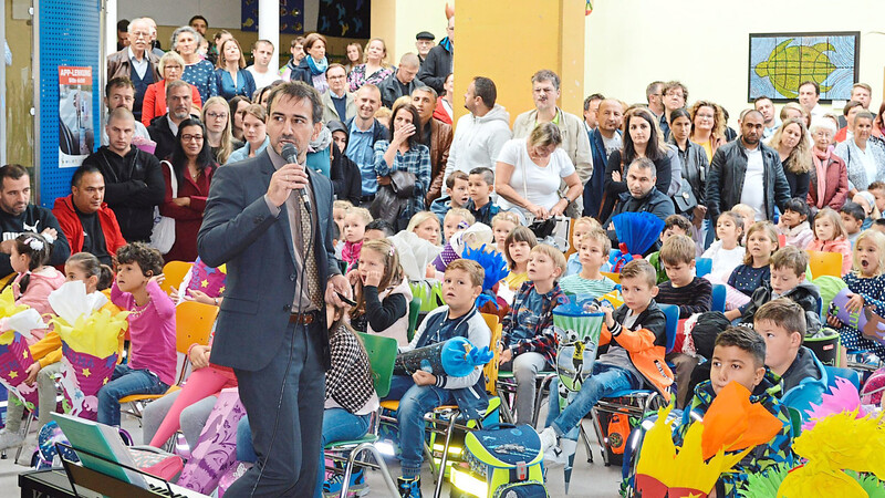 In der Aula der Grundschule hieß Rektor Tobias Barwanietz Eltern und Kinder herzlich willkommen.