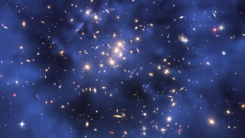 Die Aufnahme zeigt einen Ring Dunkler Materie in einem fünf Milliarden Lichtjahre entfernten Galaxiehaufen. Die Verteilung der Dunklen Materie ist blau dargestellt. Sie wurde am Computer errechnet und über das "Hubble"-Foto gelegt. Die Aufnahme ist ein starker Beweis für die Existenz Dunkler Materie.