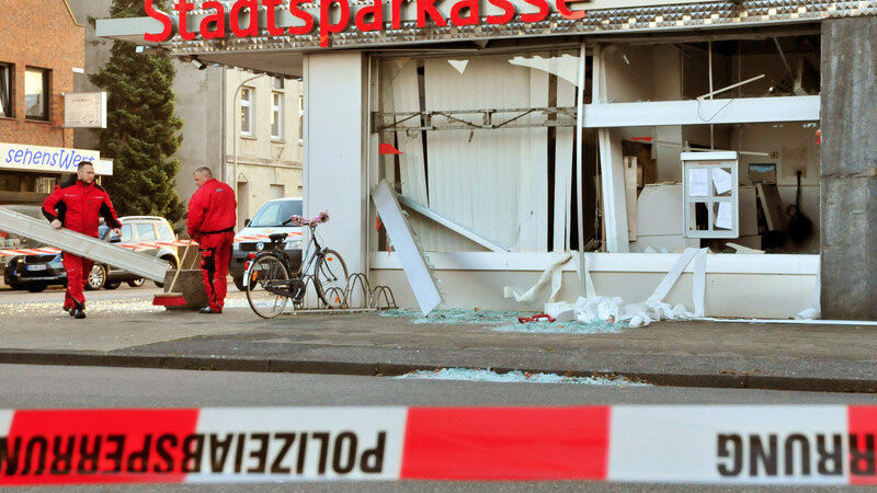 In Nordrhein-Westfalen explodieren reihenweise Geldautomaten - von unbekannten Banden gesprengt. Sie schlagen binnen weniger Minuten zu und verschwinden mit dem Geld. Mit PS-starken Fluchtautos verhöhnen sie obendrein die Polizei.