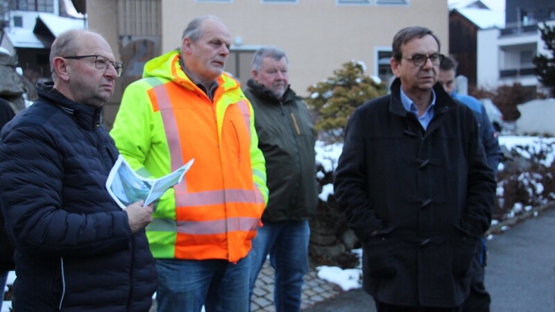 Die Anlieger Hans Gierl (v.l.) und Andreas Pätzold schildern Bürgermeister Franz Wittmann und den Mitgliedern des Bauausschusses ihre Probleme.
